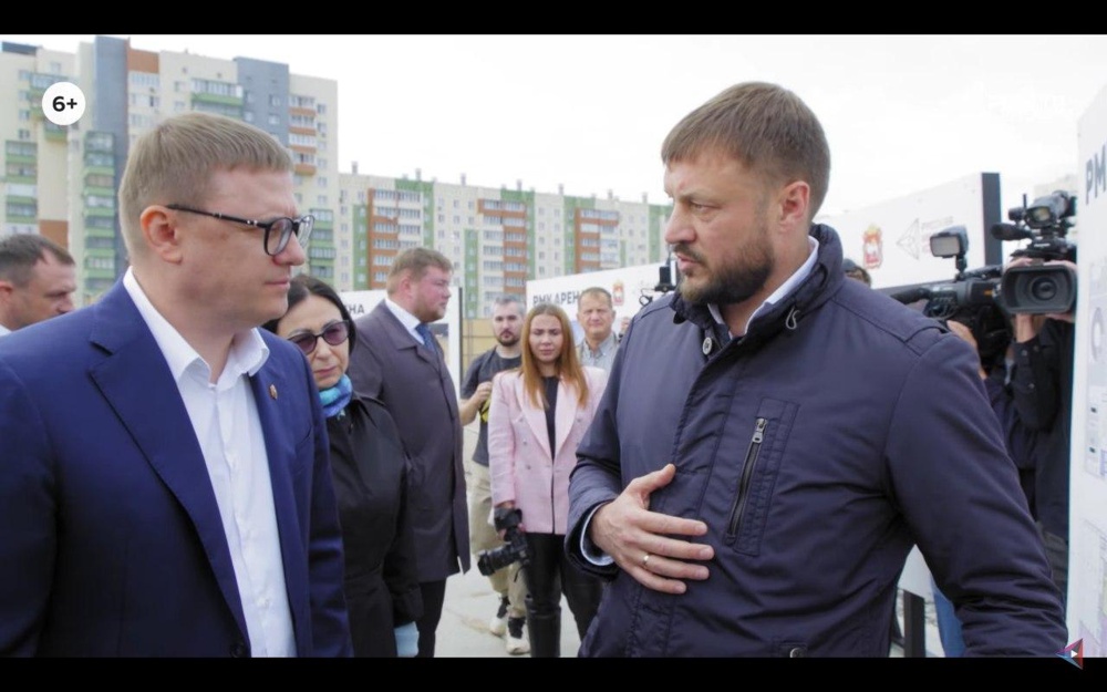 Nikolay Sandakov (on the right), convicted of fraud and bribery, presents the RCC Arena project to the Governor of the Chelyabinsk Region