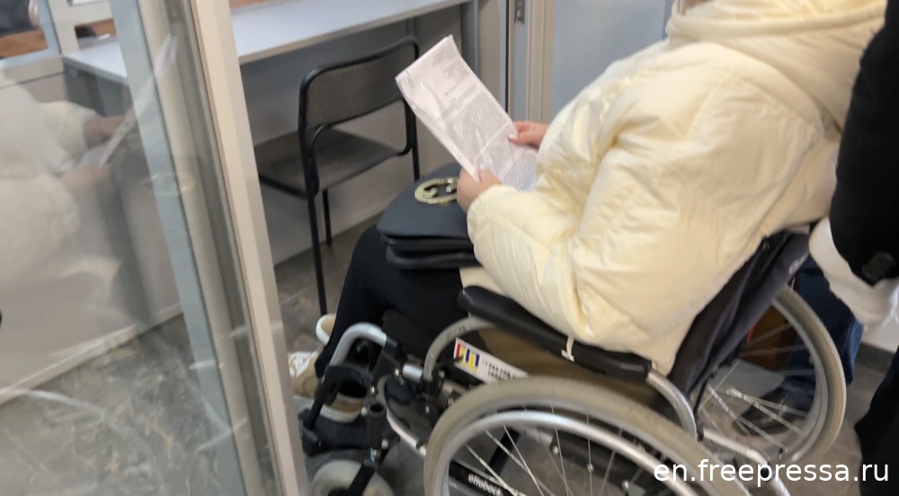 A wheelchair cannot enter and does not fit into the Reception of the Chairman of the RF IC